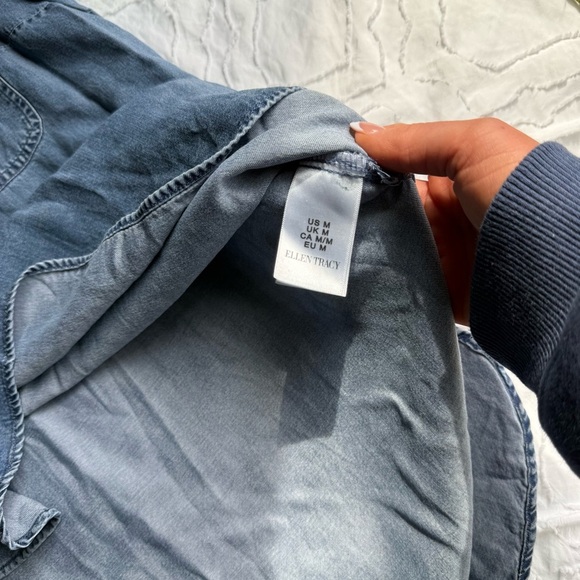 Ellen Tracy Blue Denim Sleeveless Top with Gold Zipper and Pockets - Picture 6 of 7